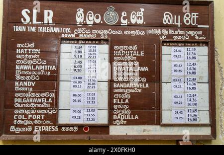 Ambewela, Sri Lanka - 28 janvier 2024 : panneau d'horaires des trains en bois à l'ancienne à la gare d'Ambewela, affichant les horaires et les destinations. Banque D'Images