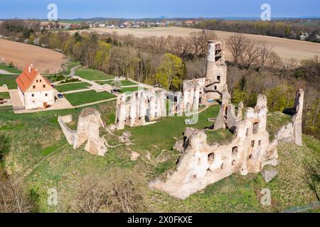 zřícenina hradu Zvířetice u Bakova nad Jizerou, Český ráj, Česká Republika / ruines anciennes du château gothique de Zviretice du XIVe siècle près de Mlada Bolesla Banque D'Images