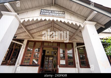 Galle, Sri Lanka - 29 janvier 2024 : L'emblématique bibliothèque Galle, fondée en 1832, présente son architecture coloniale et sa riche histoire. Banque D'Images