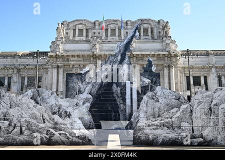 Milan. 11 avril 2024. Cette photo prise le 11 avril 2024 montre une installation intitulée la Nascita, signifiant la naissance, exposée à la gare centrale de Milan, en Italie. Crédit : Alberto Lingria/Xinhua/Alamy Live News Banque D'Images