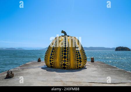 Kusama - citrouille jaune sur Naoshima Japon Banque D'Images