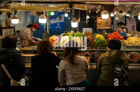 Etagère alimentaire et marché de Gwangjang à Séoul, Corée du Sud Banque D'Images