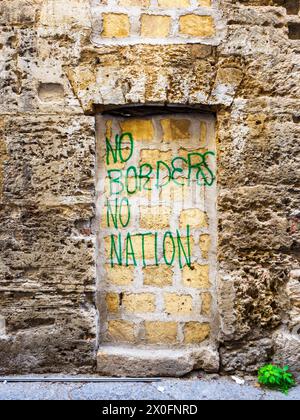 Pas de frontières pas de Nations graffité sur un mur dans la vieille ville de Palerme - Sicile Banque D'Images