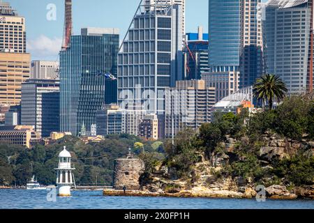 Centre-ville de Sydney et gratte-ciel, Fort Denison, Cremorne point et Robertsons point phare au premier plan, Deutsche Bank place, Australie Banque D'Images