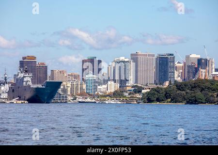 HMAS Canberra, hélicoptère australien débarquant de la Royal Australian Navy à la base navale de Garden Island dans le port de Sydney, Nouvelle-Galles du Sud, Australie, 2024 Banque D'Images