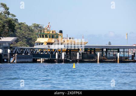 Port de Sydney et ferry de Sydney MV Borrowdale, un ferry de première classe de flotte, au quai de ferry du zoo de Taronga sur le port de Sydney Banque D'Images