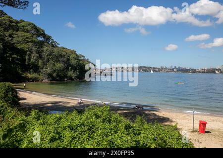 La plage de Whiting Bay, sur la rive nord du port de Sydney à Mosman, offre une vue sur le port de Sydney jusqu'au centre-ville, le quai de ferry du zoo de Taronga sur la gauche Banque D'Images