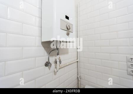 Un chauffe-eau moderne cassé à côté de la cabine de douche à l'intérieur élégant et propre salle de bains intérieure. Banque D'Images