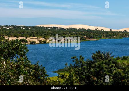 Les dunes de sable blanc avec le lac Lotus à Mui ne au Vietnam Banque D'Images