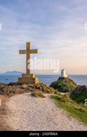 Ynys Llanddwyn Lighthouse et une croix religous, au coucher du soleil un jour d'été. Nord du pays de Galles, Anglesey Banque D'Images