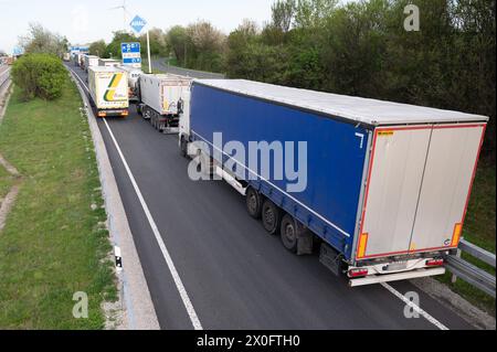 Dresde, Allemagne. 11 avril 2024. De nombreux camions sont stationnés sur une route d'accès à la zone de service de Dresdner Tor Süd sur l'autoroute 4. Credit : Sebastian Kahnert/dpa - ATTENTION : les plaques d'immatriculation ont été pixelisées pour des raisons légales/dpa/Alamy Live News Banque D'Images