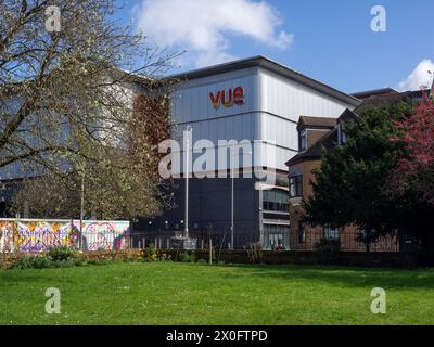 Extérieur moderne du vue Cinema, sol Central, Northampton, Royaume-Uni ; vue depuis le cimetière de l'église St Peters Banque D'Images