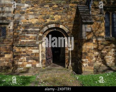 L'extérieur de St Peters, Northampton, Royaume-Uni ; une église normande maintenant sous le soin des Églises Conservation Trust. Banque D'Images