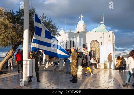 Cérémonie d'abaissement du drapeau par les soldats grecs les touristes blancs regardent, la colline d'atrop Lycabettus, dans le centre d'Athènes, Grèce, Europe. Banque D'Images