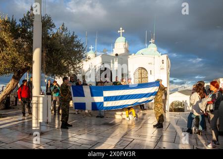 Cérémonie d'abaissement du drapeau par les soldats grecs les touristes blancs regardent, la colline d'atrop Lycabettus, dans le centre d'Athènes, Grèce, Europe. Banque D'Images
