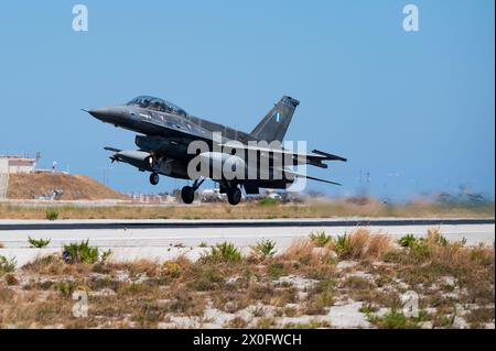 Un Faucon F-16D Fighting Falcon de l’armée de l’air hellénique affecté à l’escadre de combat 115 décolle lors de l’exercice Poséidon’s Rage 22 à la base aérienne de Souda, en Grèce Banque D'Images