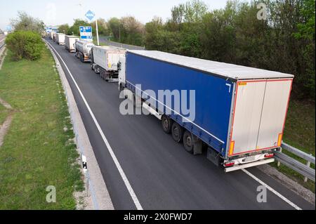 Dresde, Allemagne. 11 avril 2024. De nombreux camions sont stationnés sur une route d'accès à la zone de service de Dresdner Tor Süd sur l'autoroute 4. Credit : Sebastian Kahnert/dpa - ATTENTION : les plaques d'immatriculation ont été pixelisées pour des raisons légales/dpa/Alamy Live News Banque D'Images