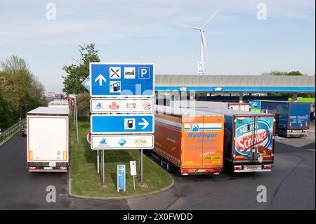 Dresde, Allemagne. 11 avril 2024. De nombreux camions sont stationnés dans la zone de service de Dresdner Tor Süd sur l'autoroute 4. Credit : Sebastian Kahnert/dpa - ATTENTION : les plaques d'immatriculation ont été pixelisées pour des raisons légales/dpa/Alamy Live News Banque D'Images