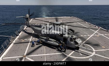 Les marins de l'US Navy avec l'USS New York (LPD 21) sécurisent un CH-53E Super Stallion avec Marine Medium Tiltrotor Squadron 365 (renforcé), 24th Marine ex Banque D'Images