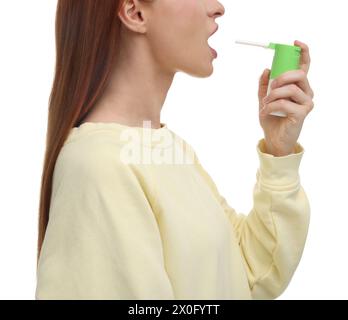 Jeune femme utilisant le spray de gorge sur fond blanc, gros plan Banque D'Images