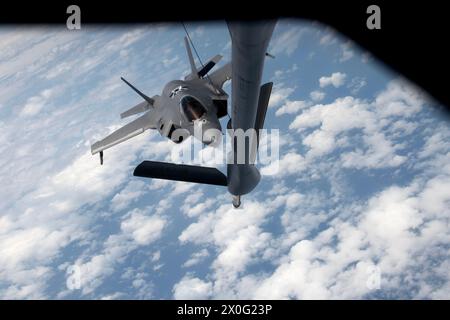 Un F-35A Lighting II affecté au 4th Fighter Squadron, Hill Air Force base, Utah, approche du 909th Air Reaveling Squadron KC-135 Stratotanker Banque D'Images