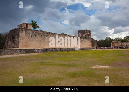 Terrain de jeu de balle (juego de pelota) à Chichen Itza , Yucatan, Mex Banque D'Images