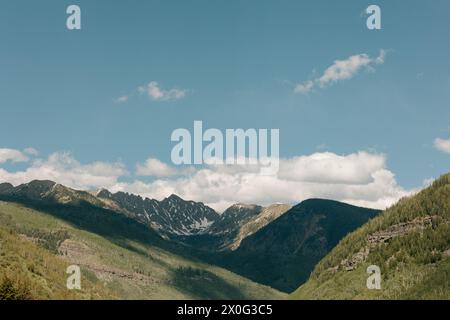 Nuages blancs gonflés sur le versant montagneux du Colorado Banque D'Images