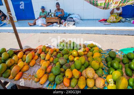 Marché à Morondava. Les gens vendent du poisson séché, des légumes et des épices Banque D'Images