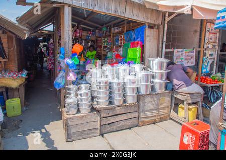 Marché à Morondava. Les gens vendent du poisson séché, des légumes et des épices Banque D'Images