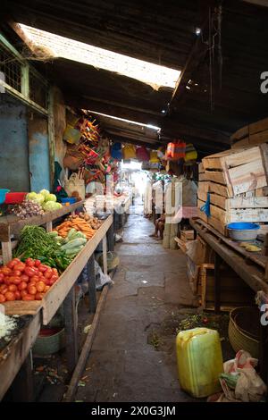 Marché à Morondava. Les gens vendent du poisson séché, des légumes et des épices Banque D'Images