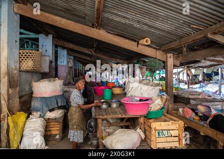 Marché à Morondava. Les gens vendent du poisson séché, des légumes et des épices Banque D'Images