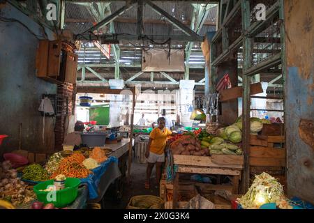 Marché à Morondava. Les gens vendent du poisson séché, des légumes et des épices Banque D'Images