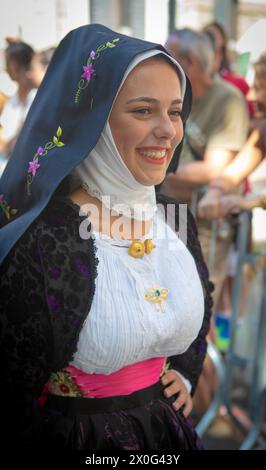 NUORO, ITALIE - 2017 JUILLET 16 - Robe sarde traditionnelle portée par de belles filles Banque D'Images