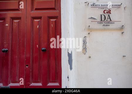 Valletta, Malte, 3 avril 2024. Le signe de la branche maltaise de la Société Dante Alighieri dans le centre-ville Banque D'Images