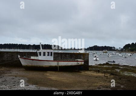 Marée basse, bateaux et quai de pierre à Larmor-Baden, France Banque D'Images