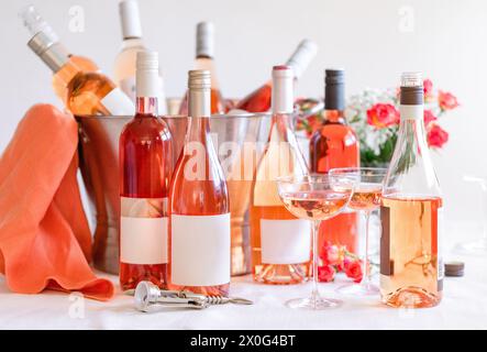 Collection de bouteilles de vin Rose et seau de vin avec deux coupe g Banque D'Images