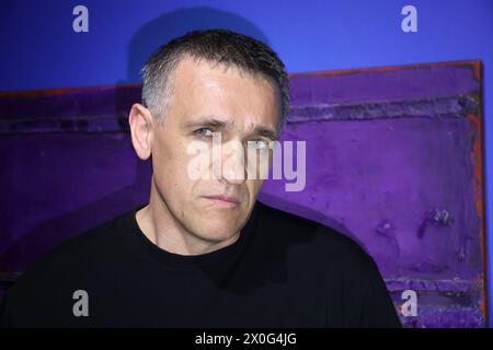 KIEV, UKRAINE - 11 AVRIL 2024 - le marchand d'art Ihor Abramovych assiste à l'ouverture de l'exposition Foretypes du célèbre artiste ukrainien Anatoly Kryvolap au M17 Contemporary Art Center, Kiev, capitale de l'Ukraine. L'exposition présente des œuvres abstraites peintes dans les années 1990 et 2000 et des icônes créées au cours de la dernière année. Banque D'Images