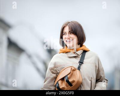 Femme élégante profitant d'une journée dans la ville avec un sac à dos à la mode Banque D'Images