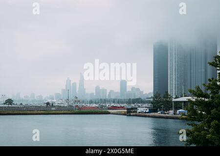 Skyline de Chicago depuis Navy Pier le jour de brouillard Banque D'Images