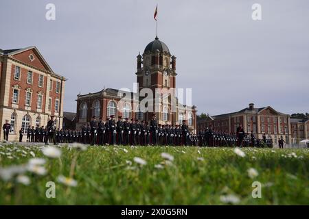 Les cadets officiers qui sont envoyés en tant qu'officiers de l'armée se rassemblent dans le nouveau College Square avant d'assister à la parade du souverain à l'ancien collège de la Royal Military Academy Sandhurst (RMAS) à Camberley, Surrey. Le chef d'état-major de l'armée de terre en France représente le roi Charles III au défilé de la 120e année de la signature de l'Entente cordiale anglo-française. Date de la photo : vendredi 12 avril 2024. Banque D'Images