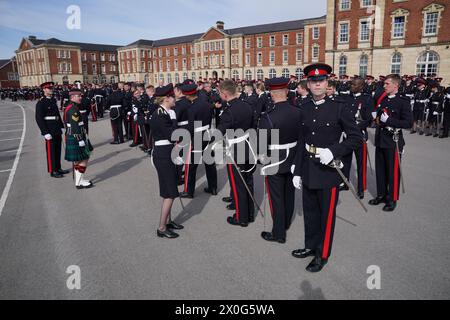 Les cadets officiers qui sont envoyés en tant qu'officiers de l'armée se rassemblent dans le nouveau College Square avant d'assister à la parade du souverain à l'ancien collège de la Royal Military Academy Sandhurst (RMAS) à Camberley, Surrey. Le chef d'état-major de l'armée de terre en France représente le roi Charles III au défilé de la 120e année de la signature de l'Entente cordiale anglo-française. Date de la photo : vendredi 12 avril 2024. Banque D'Images