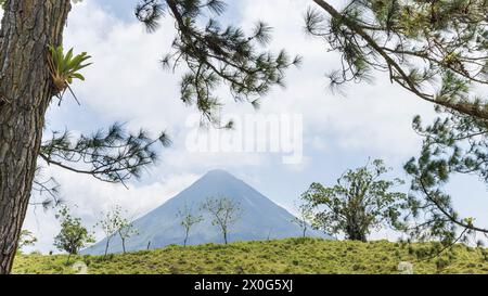 Landscpae avec volcan Arenal près de la petite ville la Fortuna au Costa Rica en Amérique centrale Banque D'Images