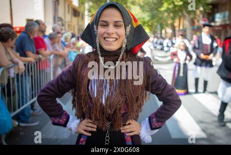 NUORO, ITALIE - 2017 JUILLET 16 - Robe sarde traditionnelle portée par de belles filles Banque D'Images