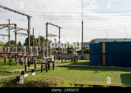 Le train de voyageurs se déplace rapidement au coucher du soleil. Photo de haute qualité Banque D'Images