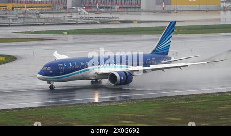 ISTANBUL, TURKIYE - 15 OCTOBRE 2022 : le Boeing 787-8 (37920) d'Azerbaijan Airlines débarque à l'aéroport international d'Istanbul Banque D'Images