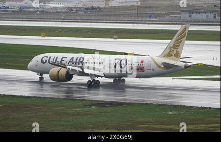 ISTANBUL, TURKIYE - 15 OCTOBRE 2022 : Boeing 787-9 (39984) de Gulf Air atterrissant à l'aéroport international d'Istanbul Banque D'Images