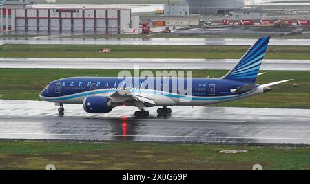 ISTANBUL, TURKIYE - 15 OCTOBRE 2022 : le Boeing 787-8 (37920) d'Azerbaijan Airlines débarque à l'aéroport international d'Istanbul Banque D'Images