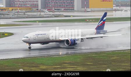 ISTANBUL, TURKIYE - 15 OCTOBRE 2022 : le Boeing 777-3M0ER (41685) d'Aeroflot Airlines atterrissant à l'aéroport international d'Istanbul Banque D'Images