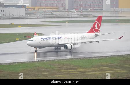 ISTANBUL, TURKIYE - 15 OCTOBRE 2022 : l'Airbus A330-223 (1221) de Turkish Airlines atterrit à l'aéroport international d'Istanbul Banque D'Images