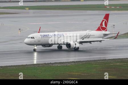 ISTANBUL, TURKIYE - 15 OCTOBRE 2022 : l'Airbus A321-271NX (9376) de Turkish Airlines atterrit à l'aéroport international d'Istanbul Banque D'Images